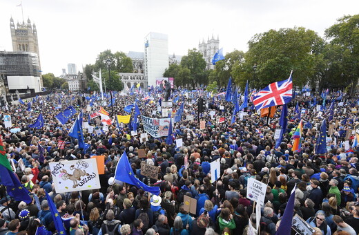 Πανηγυρισμοί για την αναβολή του Brexit - Χιλιάδες Βρετανοί στους δρόμους ζητούν νέο δημοψήφισμα