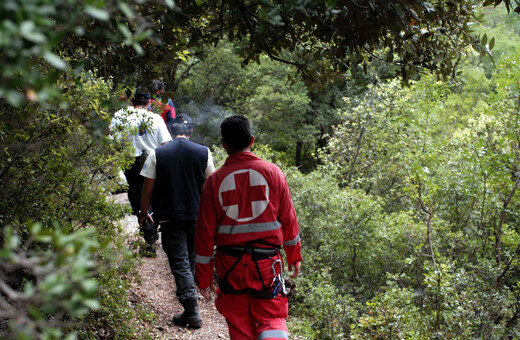 Έρευνες της ΕΜΑΚ για τον εντοπισμού αστυνομικού που έπεσε σε γκρεμό στο Πάπιγκο