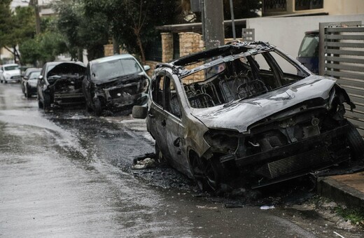 Άγνωστοι πυρπόλησαν αυτοκίνητα στην Ευελπίδων -Τι ερευνά η ΕΛ.ΑΣ.