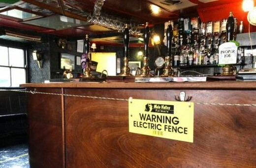 Κορωνοϊός: Ιδιοκτήτης παμπ έβαλε «ηλεκτρικό φράχτη» μπροστά στο μπαρ