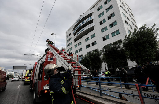 Φωτιά σε ξενοδοχείο της Συγγρού: Η πυροσβεστική απεγκλώβισε πέντε άτομα