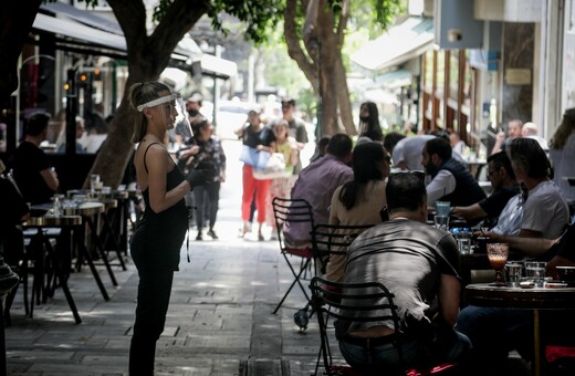 Τραπέζια έξω: Οι καφετέριες άνοιξαν με μάσκες και αποστάσεις - Εικόνες από την πρώτη ημέρα