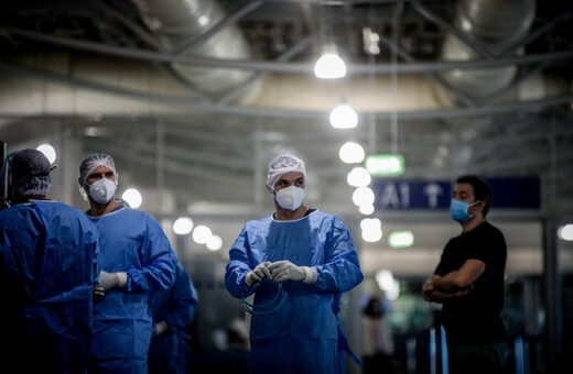 Κορωνοϊός: Πάνω από 500 κρούσματα τον Ιούλιο - Προβληματισμός από την αύξηση εισαγωγών στα νοσοκομεία