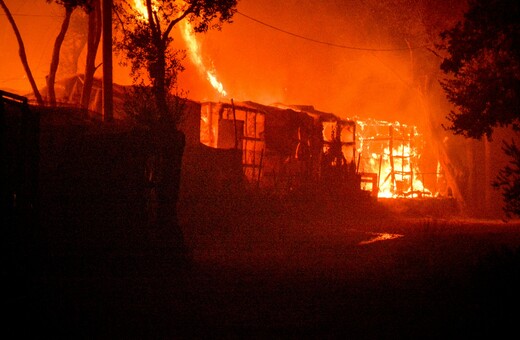 Στις φλόγες το ΚΥΤ της Μόριας - Στο δρόμο πάνω από 12.000 πρόσφυγες