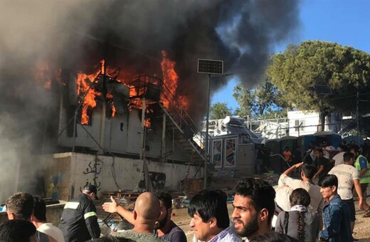 Ανεξέλεγκτη η φωτιά στη Μόρια - Πληροφορίες για έναν νεκρό