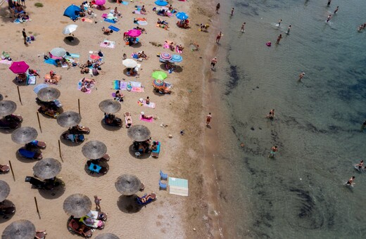 «Μειώνεται ο ελεύθερος χώρος στις παραλίες, αυξάνονται ομπρέλες και ξαπλώστρες»