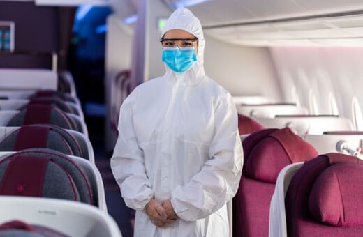 Qatar Airways: Μόνο με ολόσωμες προστατευτικές φόρμες οι αεροσυνοδοί στις πτήσεις