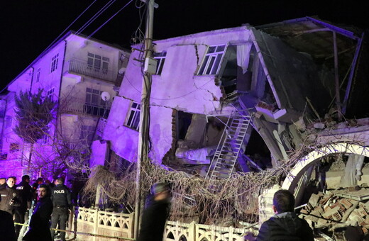 Σεισμός στην Τουρκία: Στους 20 οι νεκροί - Ολονύκτια μάχη από τα σωστικά συνεργεία