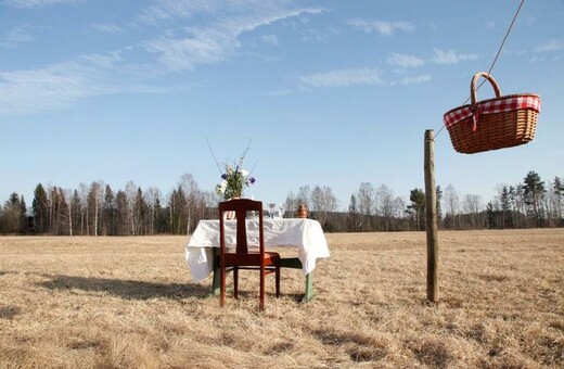 Γεύμα για έναν: Εστιατόριο με ένα τραπέζι και μία καρέκλα στη Σουηδία - Λόγω κορωνοϊού