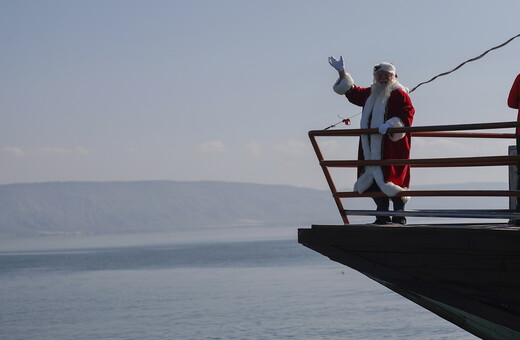 Ο Κόντε καθησυχάζει τα παιδιά: Ο Άγιος Βασίλης θα ταξιδέψει παντού με ειδική άδεια και φορά μάσκα