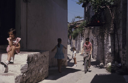 Η Αράχωβα το 1974 ήταν ένα ήσυχο, μικρό χωριό
