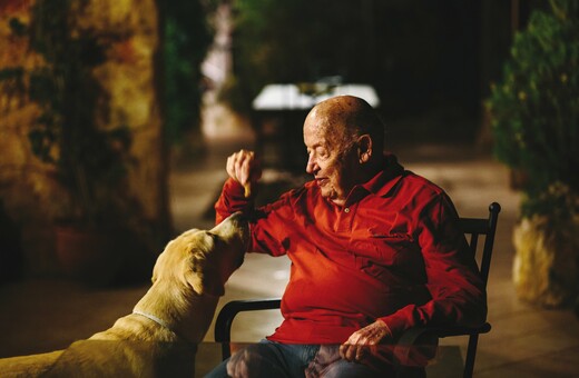 Ο Μίμης Πλέσσας στα 95 του, αφηγείται την πλούσια ζωή του