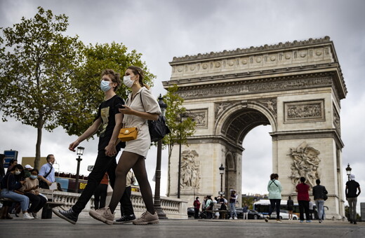 Διάγγελμα Μακρόν: Απαγόρευση νυχτερινής κυκλοφορίας σε Παρίσι και άλλες 8 πόλεις