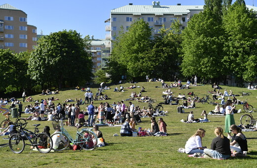 Η Σουηδία περιορίζει για πρώτη φορά τις δημόσιες συναθροίσεις στα 8 άτομα