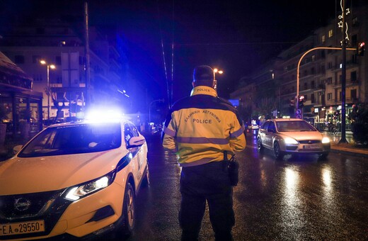 Lockdown: Συνεχίζονται οι έλεγχοι της Τροχαίας - Σταματούν όλα τα οχήματα στην Ομόνοια