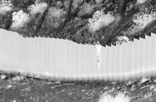 Βίντεο: Διακινητής πετά παιδιά 3 και 5 ετών από το «τείχος» στα σύνορα ΗΠΑ- Μεξικού