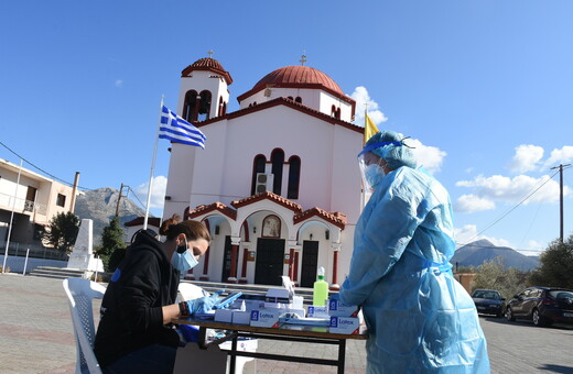 Κρήτη: «Συναγερμός» για κρούσματα σε κηδεία - Σπεύδουν για τεστ όσοι παραβρέθηκαν