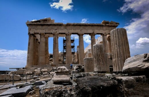 Ακρόπολη: «Οργή» των αρχαιολόγων για μαρμάρινες επιγραφές με τα ονόματα της Μενδώνη & του Ιδρύματος Ωνάση στον αρχαιολογικό χώρο