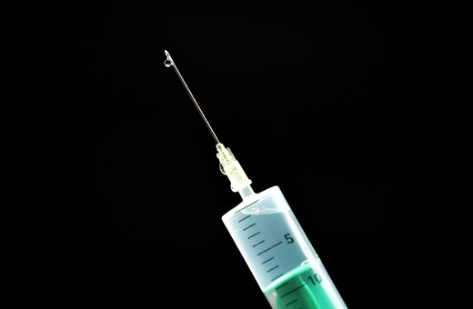 Η Βρετανία σχεδιάζει να σταματήσει τους εμβολιασμούς με AstraZeneca στους πολίτες κάτω των 30 ετών
