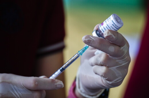 Εμβόλιο AstraZeneca: Πιθανή επίσπευση των εμβολιασμών σε μικρότερες ηλικίες