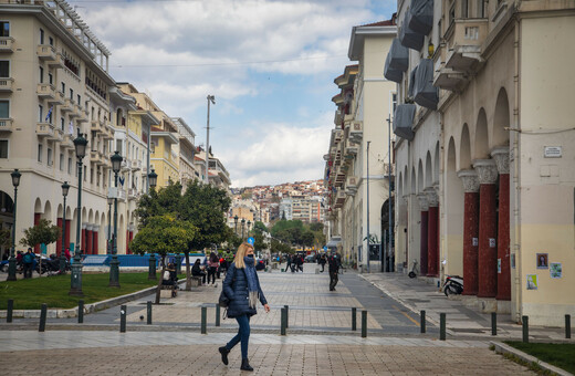 Συνεδριάζουν οι λοιμωξιολόγοι: Λιανεμπόριο σε Θεσσαλονίκη, Αχαΐα, Κοζάνη και διαδημοτικές μετακινήσεις στο επίκεντρο