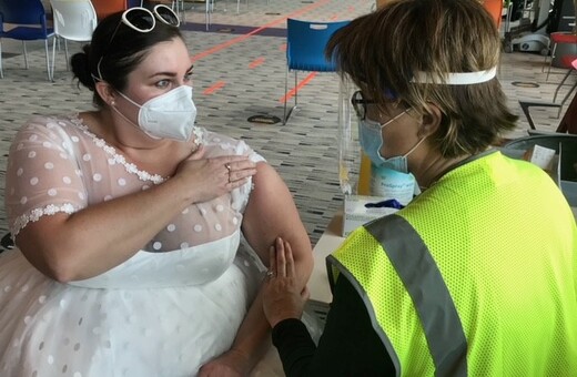 Βαλτιμόρη: Πήγε για το εμβόλιο ντυμένη νύφη- Επειδή η πανδημία της χάλασε τα σχέδια
