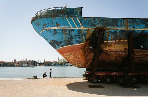 Η βάρκα των τραγικών μεταναστών της Λαμπεντούζα επιστρέφει σπό τη Βενετία στην Αουγκούστα