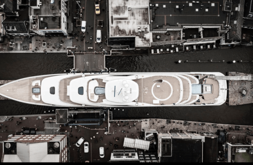 Ένα τεράστιο superyacht περνά μέσα από τα στενά κανάλια της Ολλανδίας 