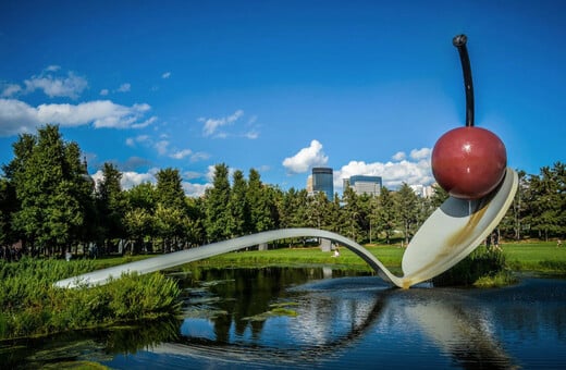 Claes Oldenburg και Coosje van Bruggen: Ο υπερφυσικός κόσμος ενός δυναμικού ντουέτου της τέχνης σε μια μεγάλη έκθεση