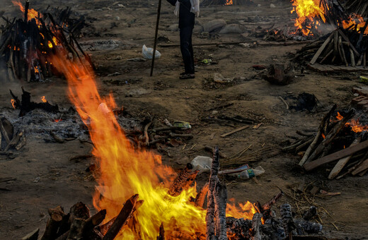 Ινδία: Δεκάδες πτώματα ξεβράστηκαν στις όχθες του Γάγγη - Πιθανά θύματα κορωνοϊού 