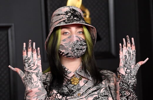 Η Billie Eilish δίνει μια γεύση στους θαυμαστές της από την ζωή της σε ένα νέο βιβλίο