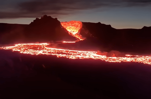 Εντυπωσιακό ηφαίστειο στην Ισλανδία εκτοξεύει τόνους λάβας