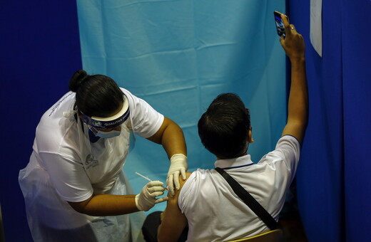 Κορωνοϊός: Η ανάμιξη εμβολίων αυξάνει την πιθανότητα παρενεργειών - «Δεν υπάρχουν ανησυχίες για θέματα ασφάλειας»
