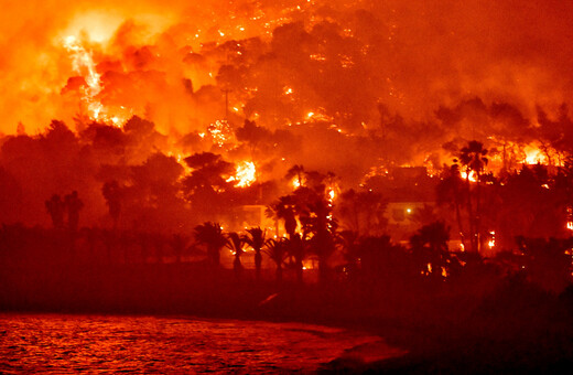 Φωτιά στο Σχίνο Κορινθίας - Δραματικές εικόνες από το πύρινο μέτωπο 