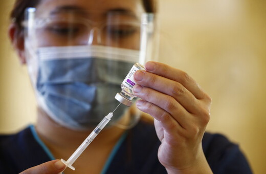 ΕΜΑ: Να μην χορηγείται το εμβόλιο της AstraZeneca σε όσους εμφανίζουν θρόμβωση μετά την πρώτη δόση