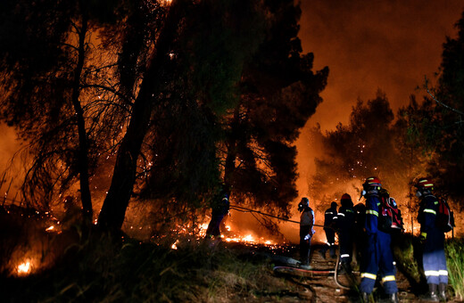 Φωτιά στην Κορινθία: Σε διάσπαρτα μέτωπα η πυρκαγιά - Ολονύχτια μάχη με τις φλόγες
