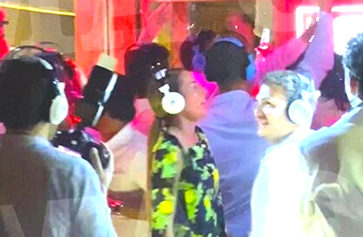 Μύκονος: Γαμήλιο πάρτι με καλεσμένους να χορεύουν χωρίς να ακούγεται μουσική - Φορούσαν ακουστικά (Βίντεο)