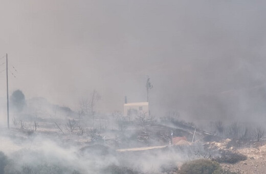 Φωτιά στην Πάρο: Οι φλόγες έφθασαν κοντά σε σπίτια 