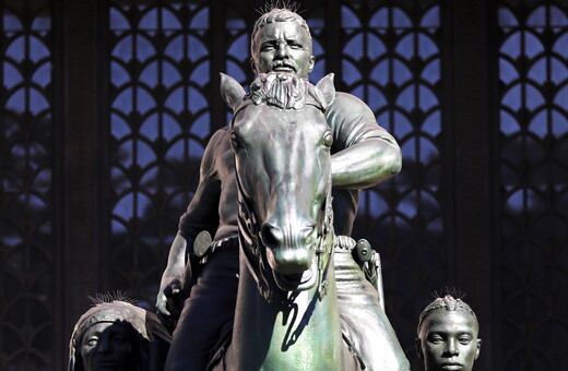Το άγαλμα του έφιππου Ρούσβελτ απομακρύνεται από το Αμερικανικό Μουσείο Φυσικής Ιστορίας