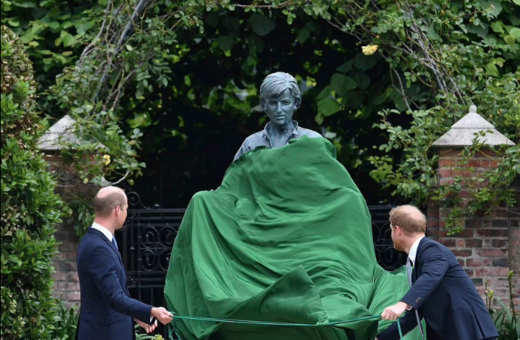 Πρίγκιπας Ουίλιαμ και Χάρι αποκαλύπτουν το άγαλμα της μητέρας τους Νταϊάνα [ΒΙΝΤΕΟ] 