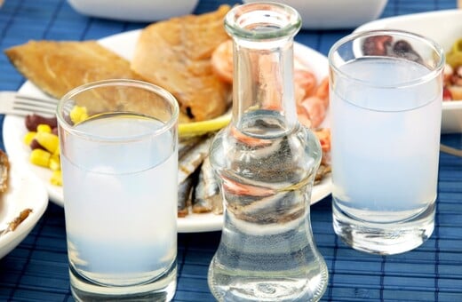 Αυτό το καλοκαίρι θα (ξανα)τσουγκρίσουμε με ούζο 
