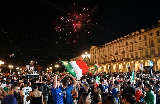 Πάρτι σε δρόμους και πλατείες έστησαν οι Ιταλοί μετά την κατάκτηση του Euro 2020