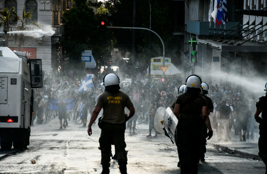 Τραυματίας στα Προπύλαια- Ένταση και χημικά σε συγκέντρωση κατά του υποχρεωτικού εμβολιασμού στο Σύνταγμα