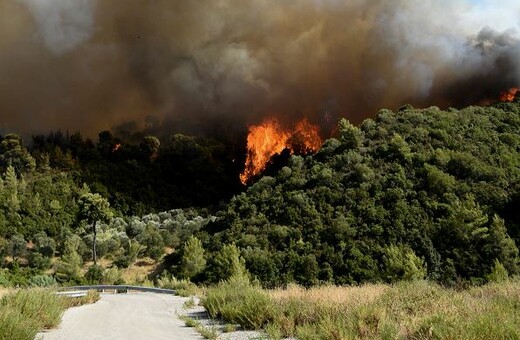 Φωτιά στην Αχαΐα: Εσπευσμένα στη Ζήρια ο Χαρδαλιάς- Καίγονται σπίτια, εκκενώθηκαν οικισμοί