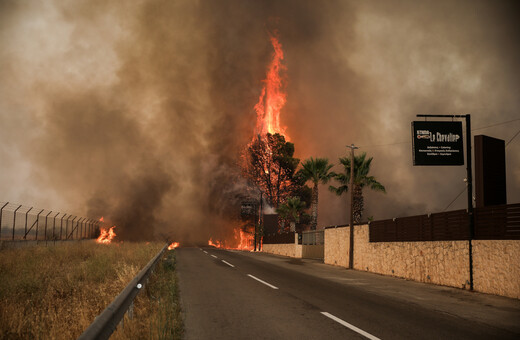 Φωτιά στη Βαρυμπόμπη: Πληροφορίες για εγκλωβισμένους - Εκκενώνονται περιοχές στους Θρακομακεδόνες