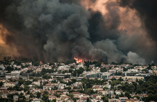Η φωτιά εξαπλώνεται από τη Βαρυμπόμπη: Εκκενώνεται επειγόντως το Ολυμπιακό Χωριό