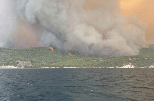Πυρκαγιές στην Εύβοια: Το λιμενικό απεγκλωβίζει κατοίκους από παραλία - Καίγονται σπίτια
