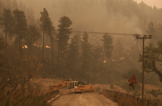 Πυρκαγιές στην Ελλάδα: Η Τουρκία στέλνει δύο πυροσβεστικά αεροσκάφη
