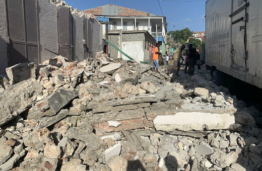 Δεκάδες νεκροί και ισοπέδωση από τον ισχυρό σεισμό στην Αϊτή - Σε κατάσταση έκτακτης ανάγκης για ένα μήνα