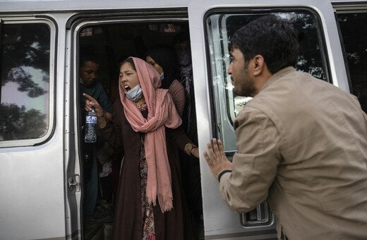 Το «σκοτάδι» πέφτει στο Αφγανιστάν: Ταλιμπάν διατάζουν γυναίκες να φύγουν από τις δουλειές τους